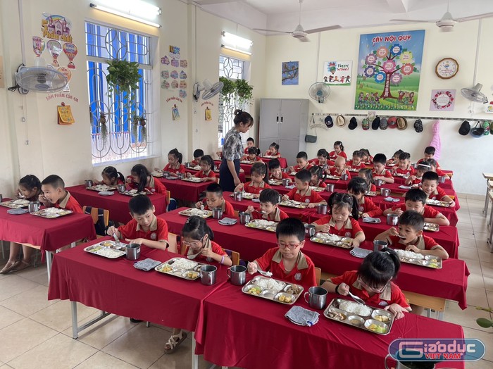 Học sinh Trường Tiểu học Đằng Hải được ăn bán trú bảo đảm dinh dưỡng (Ảnh: LT)