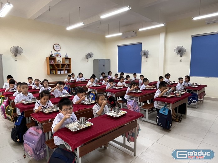 Học sinh Trường Tiểu học Thành Tô ăn bán trú tại lớp (Ảnh: LT)