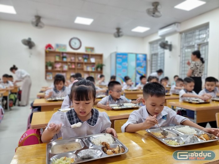 Học sinh Trường Tiểu học Võ Thị Sáu thích thú khi được ăn bán trú tại trường (Ảnh: LT)