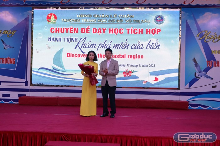 Lãnh đạo quận Lê Chân tặng hoa giáo viên thực hiện chuyên đề (Ảnh: LT)