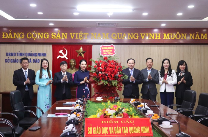 Ông Nguyễn Xuân Ký - Bí thư Tỉnh ủy Quảng Ninh tặng hoa chúc mừng đội ngũ cán bộ, công chức, viên chức Sở Giáo dục và Đào tạo tỉnh (Ảnh: BQN)