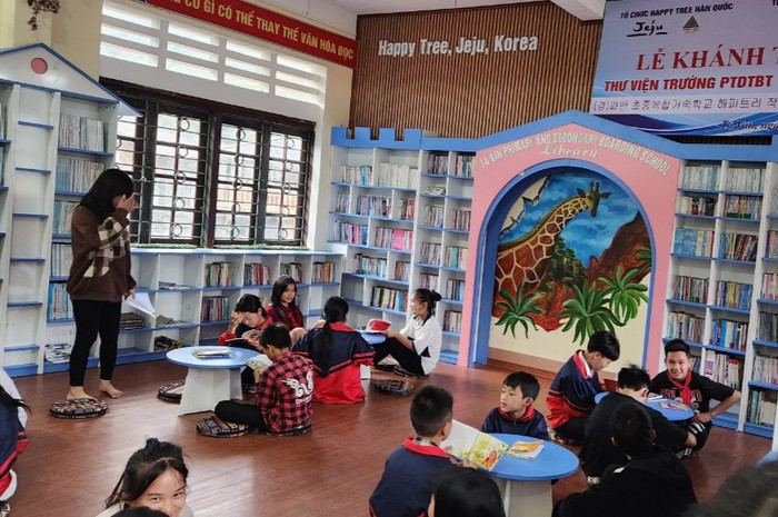 Học sinh sau khi ăn bán trú có thể đọc sách tại thư viện (Ảnh: LT)