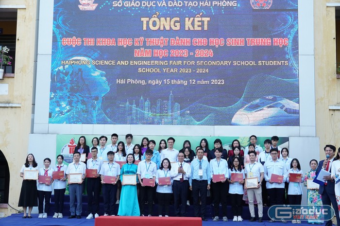 Lãnh đạo Sở Giáo dục và Đào tạo trao giấy chứng nhận cho 13 dự án đạt giải Nhất (Ảnh: Lã Tiến)