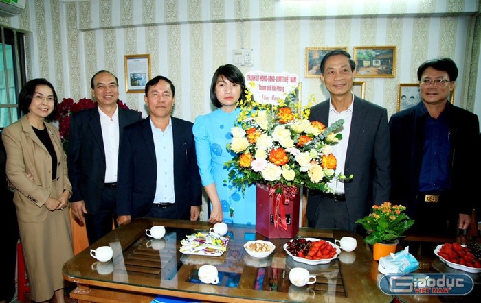 Cô giáo Phạm Thị Thu Thoa được đại diện các cấp thành phố Hải Phòng tặng hoa chúc mừng nhân dịp kỷ niệm 41 năm Ngày nhà giáo Việt Nam (Ảnh: NVCC)