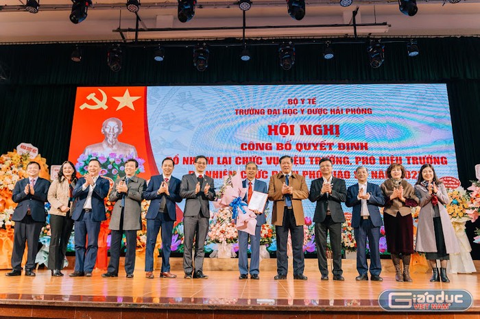 Các đại biểu chúc mừng PGS.TS Nguyễn Văn Khải được bổ nhiệm lại (Ảnh: TC)