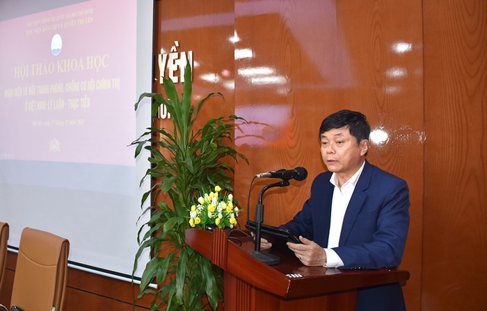 PGS.TS Phạm Minh Sơn - Giám đốc Học viện Báo chí và Tuyên truyền báo cáo đề dẫn hội thảo (Ảnh: QM)