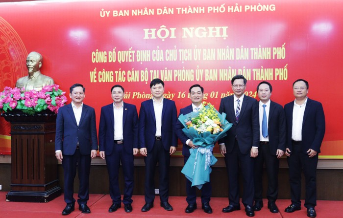 Ông Lê Anh Quân – Phó chủ tịch Thường trực Uỷ ban nhân dân thành phố Hải Phòng trao quyết định và tặng hoa ông Trần Huy Kiên (Ảnh: ĐT)