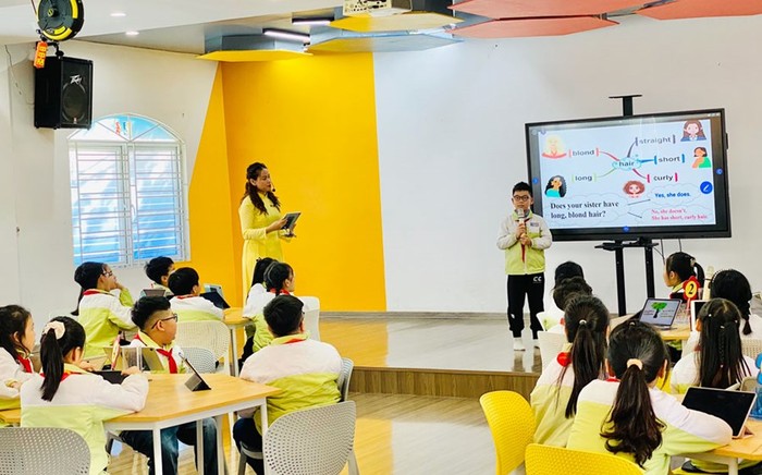Giáo viên và học sinh Trường Tiểu học Đinh Tiên Hoàng thực hiện tiết dạy minh hoạ qua môn Tiếng Anh tại phòng học thông minh (Ảnh: TT)
