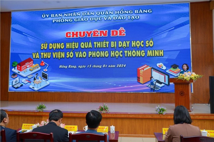 Cô giáo Nguyễn Thị Vân Anh - Trưởng phòng Giáo dục và Đào tạo quận Hồng Bàng phát biểu tại chuyên đề (Ảnh: TT)