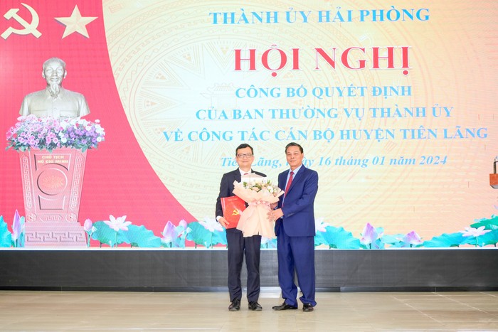 Ông Nguyễn Văn Tùng - Chủ tịch Uỷ ban nhân dân thành phố Hải Phòng trao Quyết định và tặng hoa ông Bùi Thành Cương (Ảnh: ĐT)