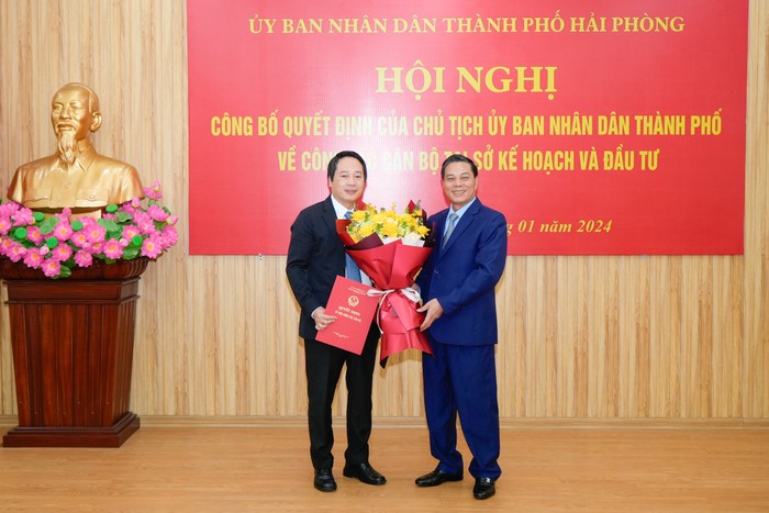 Chủ tịch Uỷ ban nhân dân thành phố Hải Phòng trao Quyết định và tặng hoa chúc mừng ông Nguyễn Ngọc Tú - tân Giám đốc Sở Kế hoạch và Đầu tư (Ảnh: ĐT)