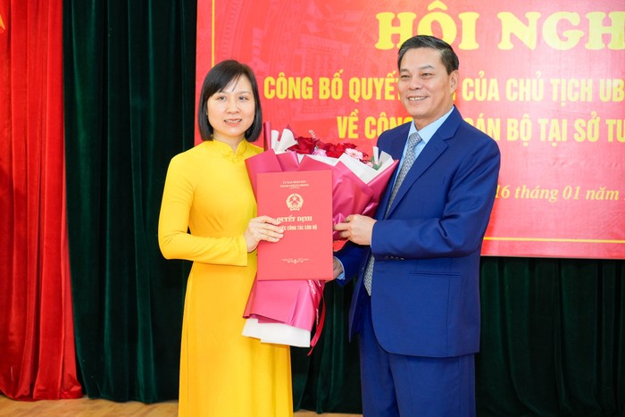 Chủ tịch Uỷ ban nhân dân thành phố Hải Phòng trao Quyết định và tặng hoa chúc mừng bà Phạm Tuyên Dương - tân Giám đốc Sở Tư pháp (Ảnh: ĐT)