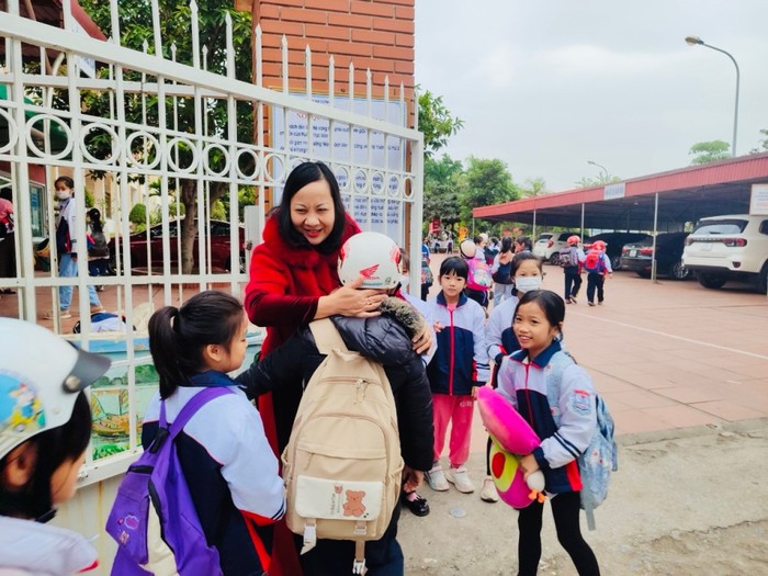 Mặc dù thời tiết rất lạnh, song cô giáo Nguyễn Bích Thuỷ vẫn đến trường từ sớm để đón học sinh (Ảnh: NTCC)