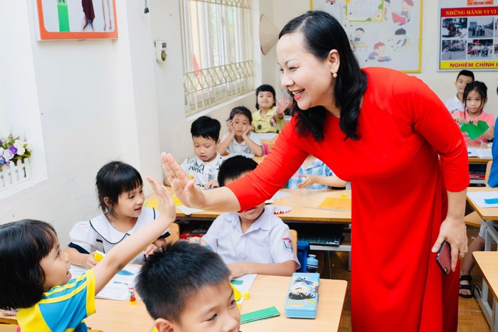 Cô Hiệu trưởng Nguyễn Bích Thuỷ hằng ngày vẫn truyền năng lượng tích cực cho học sinh (Ảnh: NTCC)