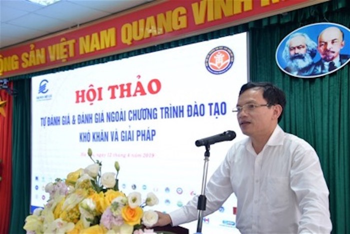Ông Mai Văn Trinh - Cục trưởng Cục khảo thí và Đảm bảo chất lượng chia sẻ tại hội thảo