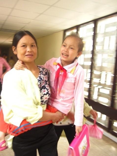 Không thể tự đi được, bé "quản ca đặc biệt" của lớp học Hy vọng, Nguyễn Thị Thủy tươi cười cùng mẹ về phòng chuẩn bị ăn trưa