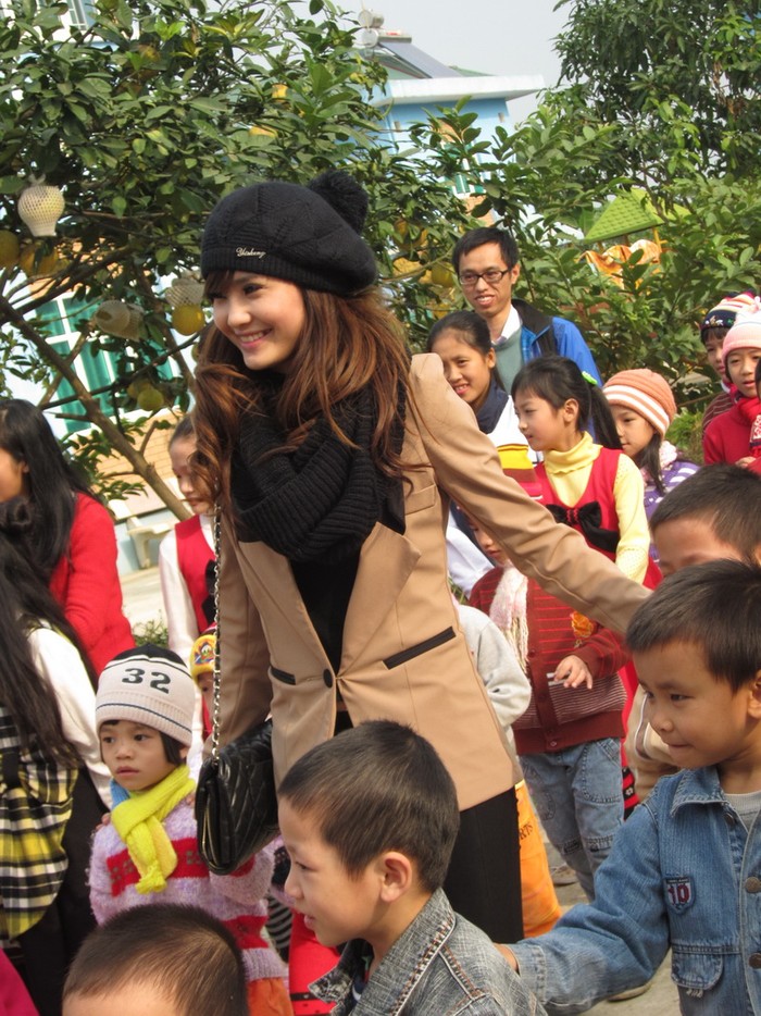Khánh Chi nhí nhảnh tham gia chương trình tình nguyện "Giáng sinh cho em lần 2" của trường ĐH Văn hóa ttrong dịp lễ Giáng sinh vừa qua