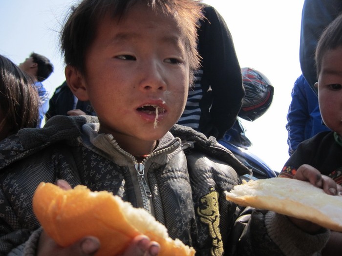 Xã Kim Bon là một trong những xã đặc biệt khó khăn của huyện Phù Yên, tỉnh Sơn La. Nằm trên chóp núi, có địa hình dốc ngang dốc dọc rất lớn. Với dân số 5000 dân, 99% dân tộc Mông đang sinh sống trong điều kiện hoàn cảnh vô cùng khắc nghiệt.