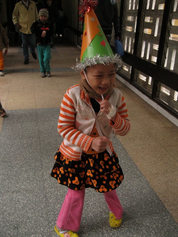 Bé Huyền Trang "nhảy múa" ở hành lang bệnh viện khi vừa mới được lần đầu tiên tham gia đón giáng sinh cùng lớp học.