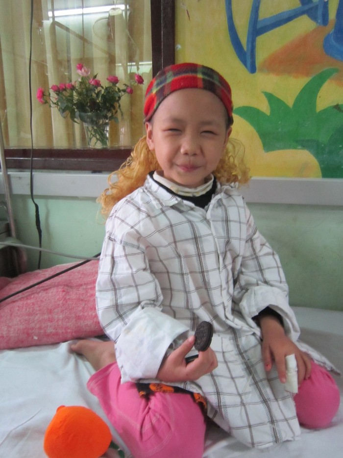 Mặc dù bé Huyền Trang (khoa Ung Bướu) chuẩn bị truyền hóa chất trong buổi sáng, nhưng vẫn tươi cười khi được chụp ảnh