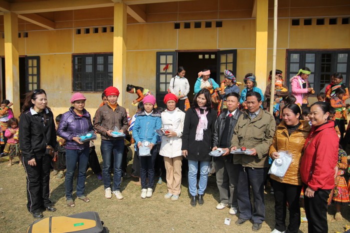 Đoàn Việt kiều rất chu đáo khi chuẩn bị cả quà tặng các thầy cô ở bản Kim Bon