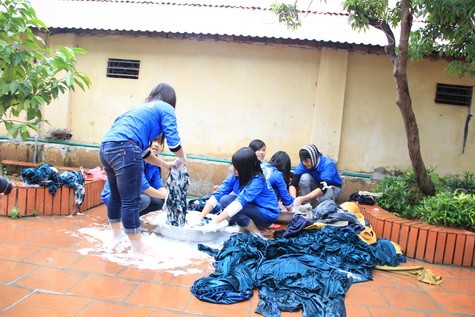 Cùng nhau giặt quần áo bẩn, chăn màn cho các em nhỏ trong buổi chiều mưa giá rét