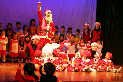 Các bé tự tin biểu diễn văn nghệ trong dịp Noel tại Nhà múa rối Thăng Long. Hoạt động này còn bán tranh các em tự làm được hơn 13 triệu để ủng hộ học sinh miền núi