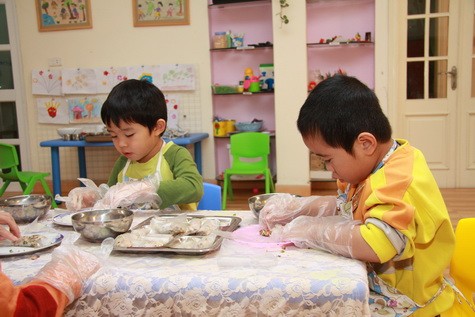 Các bé được tự tay làm những món ăn để tặng bố mẹ. Qua hoạt động ngoại khóa này, trẻ còn biết được chế độ dinh dưỡng mà món mình đang làm