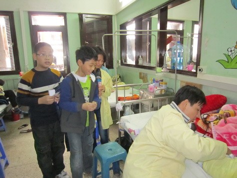 Các cô giáo, cùng các em học sinh trường tiểu học Nam Thành Công đến tặng phiếu ăn cho các bệnh nhi trong bệnh viện Nhi Trung ương vào dịp cuối năm