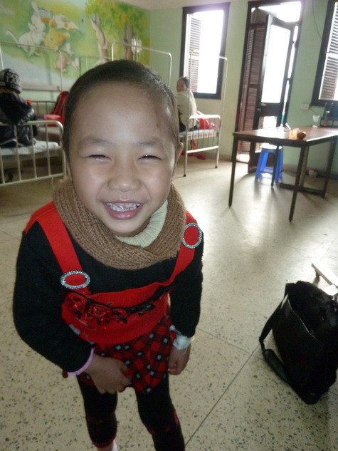 Bé Huyền Trang (7 tuổi) hí hửng, náo nức khi được bác sỹ cho về quê ăn Tết thay vì phải ở lại viện