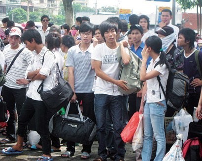 Nhiều sinh viên bị chặt chém tiền tàu xe khi từ quê lên Hà Nội. Giá vé tăng gấp đôi trong những ngày này (ảnh Dân trí)