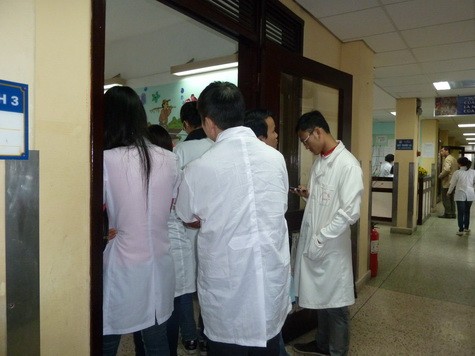 Đông quá....nhiều sinh viên chỉ ngậm ngùi đứng ngoài nghe câu được câu chăng của bác sỹ khi đi thăm bệnh nhân