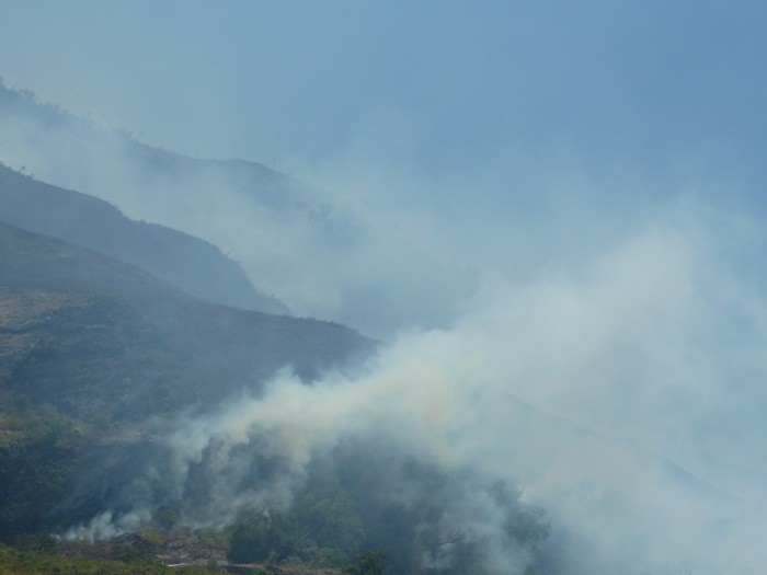 Đám cháy lan rộng, khói mù mịt khắp trời, lan từ cánh rừng địa phận Sơn La sang dãy Phu Song Sung (Trạm Tấu, Yên Bái)