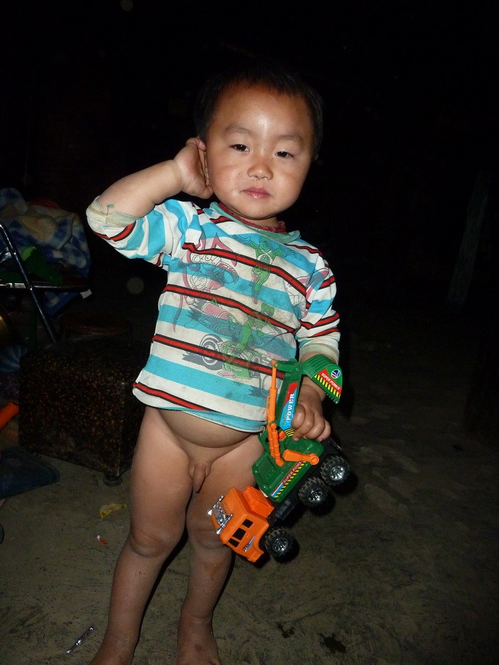 Với cái rét 5 – 10 độ C này, cậu bé người Mông này vẫn không có cái quần tử tế để mặc. Đồ chơi duy nhất mà chúng có chính là những đồ dùng ở trong nhà hay ngồi lê và nghịch đất.