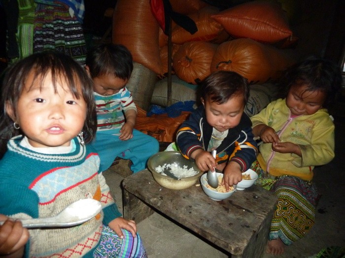 Bữa ăn hàng ngày của những đứa trẻ này chỉ có cơm trắng chan canh, nếu “sang” thì có thêm món măng xào và cá khô. Bữa cơm có trứng bắc cà chua này khiến chúng thèm thuồng và ăn một cách bản năng nhất.