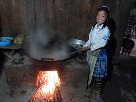 Giàng Thị Xay (12 tuổi) đã biết địu ngô, làm nương. Hàng ngày em phải dậy sớm để nấu cám cho lợn.
