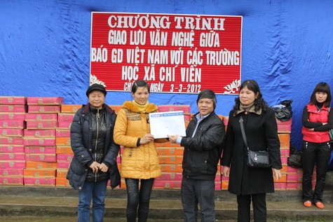 Đại diện trường THPT Thường Tín Hà Nội trao tặng 10.000.000 đồng tới trường Mầm non Chí Viễn