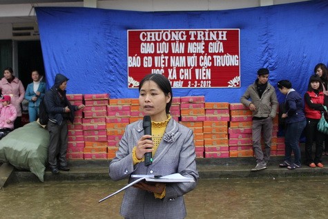 Hiệu trưởng trường tiểu học Chí Viễn vui mừng đón tiếp đoàn từ thiện báo Giáo dục Việt Nam đến thăm và động viên các em