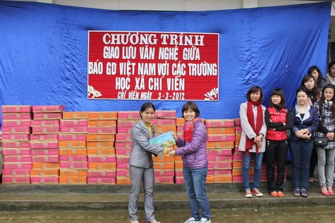 Đại diện công ty Honda Việt Nam trao tặng đồ dùng học tập cho trường Tiểu học Chí Viễn
