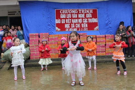 Hòa mình vào những điệu nhảy aerobic, hát múa alibaba với sự thể hiện đầy nhí nhảnh của các em học sinh Chí Viễn khiến cả sân trường sôi động hơn (ảnh Sỹ Nam)