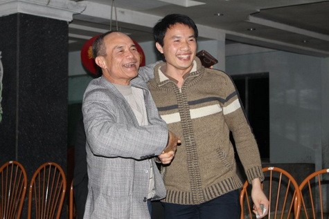 Đại tá Hoàng Sâm (trái) mặc dù đã 62 tuổi, nhưng vẫn hào hứng khi tham gia cùng đoàn từ thiện.