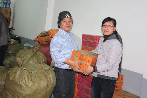 Đến tòa soạn từ rất sớm, Ngọc cùng thầy Đỗ Việt Khoa bốc dỡ hàng lên xe để chuẩn bị cho chuyến hành trình từ thiện đến Chí Viễn, Cao Bằng.