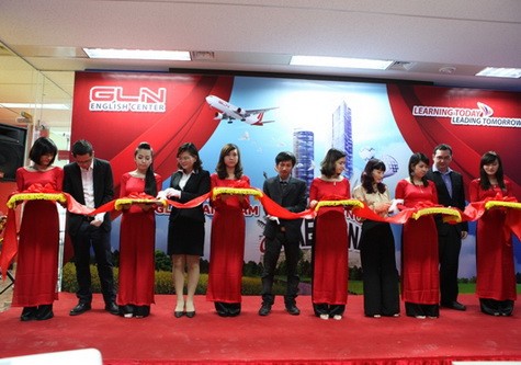 Kết thúc buổi lễ, đại diện trung tâm GLN cắt băng khánh thành cơ sở đào tạo tiếng Anh thứ 3 tại tầng 10 tòa nhà Keangnam.