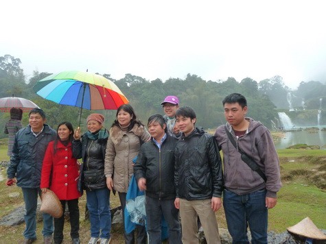 Vợ chồng thầy Dân, cô Hà - GV Văn trường THPT Thường Tín (trái) có thêm nhiều kỷ niệm, cảm xúc sau chuyến đi. chuyến đi