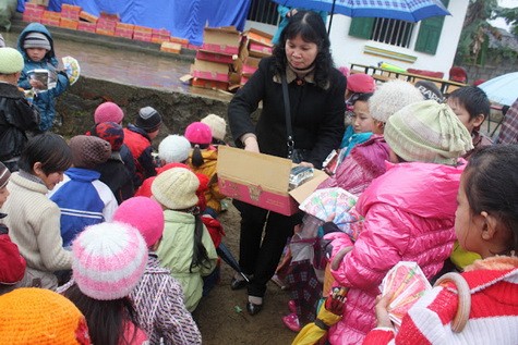 Cô Kim Dung (GV tiếng Anh trường THPT Thường Tín) sau chuyến đi từ thiện nhận ra rằng đất nước này còn nhiều người còn khó khăn quá, và cũng có nhiều tấm lòng từ thiện sẵn sàng sẻ chia yêu thương.