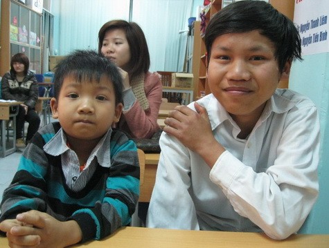 Đỗ Ngọc Tuy (sinh năm 1987) hàng ngày vẫn dìu em Đỗ Tấn Phát (7 tuổi) xuống lớp Hy vọng để giúp em được đến lớp như các bạn.
