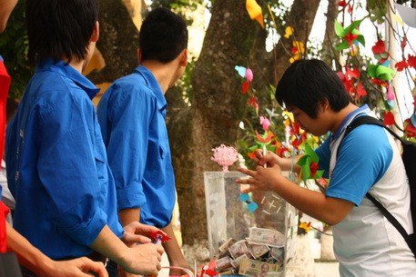 Cao Thế Vinh (SV năm thứ 2, ĐH Bách Khoa Hà Nội) hào hứng tham gia chương trình "Cốc trà đá cộng đồng" với mong muốn góp phần nhỏ bé để giúp đỡ các sinh viên khó khăn.