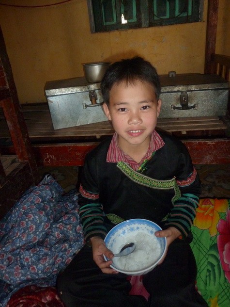 Hờ A Gia (lớp 4, trường tiểu học Cát Thịnh) người dân tộc Mông. Để tìm chữ, A Tua phải ở nội trú bởi nhà em cách trường 8km đường đi bộ