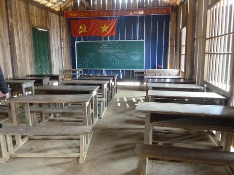 Hơn 30 em tiểu học ở xã Suối Giàng, Văn Chấn hàng ngày vẫn phải học trong điều kiện không có đèn chiếu sáng của nhà văn hóa thôn (ảnh Kim Ngân).