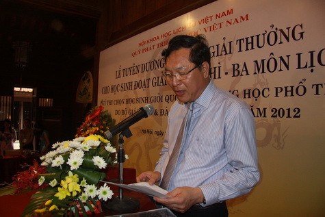 Bộ trưởng Bộ GD & ĐT phát biểu tại buổi lễ vinh danh và trao thưởng các học sinh giỏi Sử quốc gia 2012 tại Văn Miếu Quốc Tử Giám ngày 14/4.
